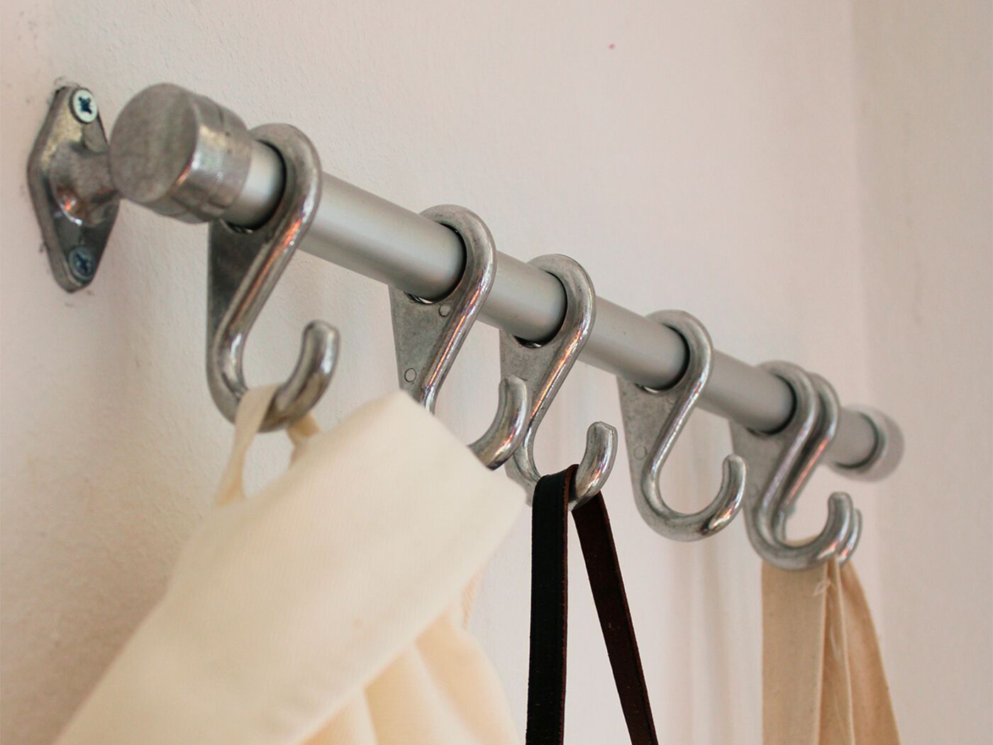 Алюминиевая настенная вешалка KRIPTONITE APPENDERIA ARCH-00140074