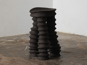 Низкий табурет из глины