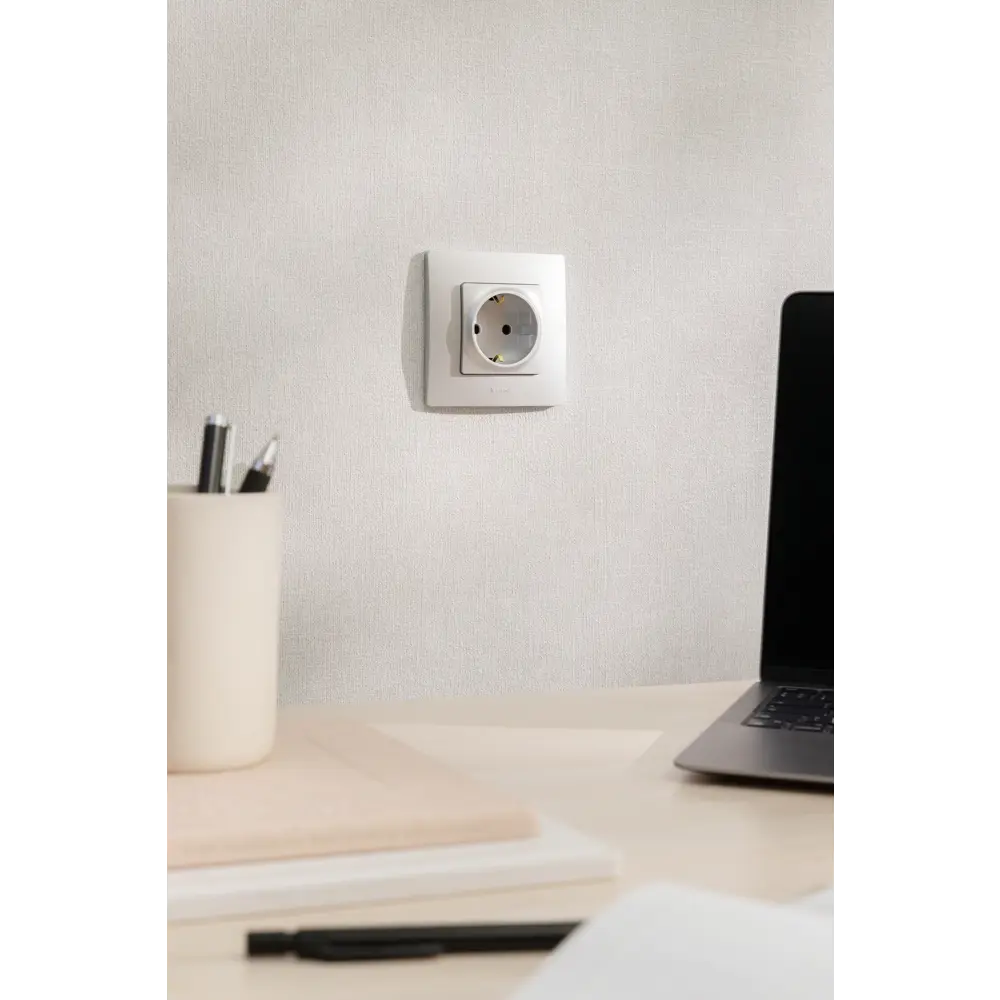 Розетка Legrand Etika с защитными шторками и заземлением, алюминиевый оттенок 17356871 STLM-1457070 - Вид №8