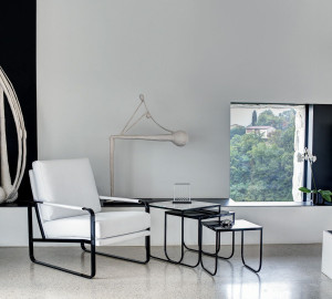 Кожаное кресло с подлокотниками