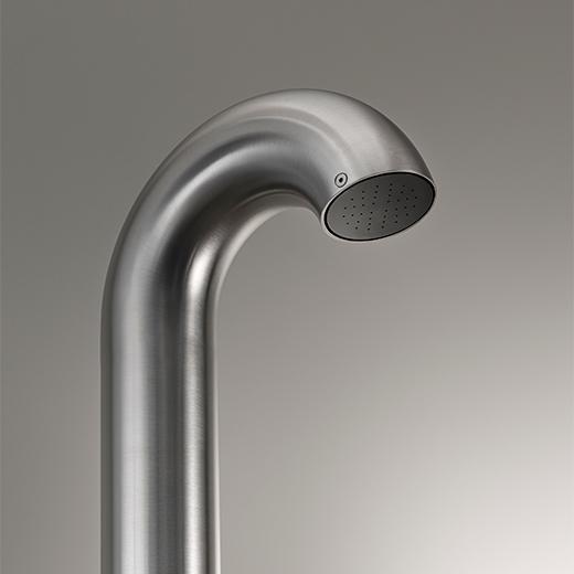 Свободно стоящий душ на открытом воздухе в AISI 316L из нержавеющей стали. Выход диск с дождевой струей в Delrin® черных матовый, контролируется прогрессивным смесителем сбора креста в черном алмазе матовой  BLD02 CEADESIGN  - Вид №5