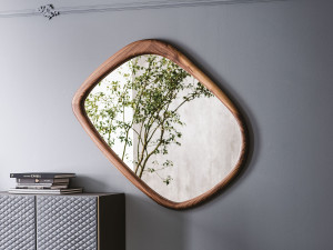 Настенное зеркало в рамке