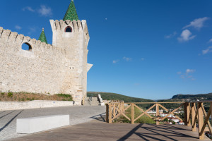 Бетонная скамья без спинки