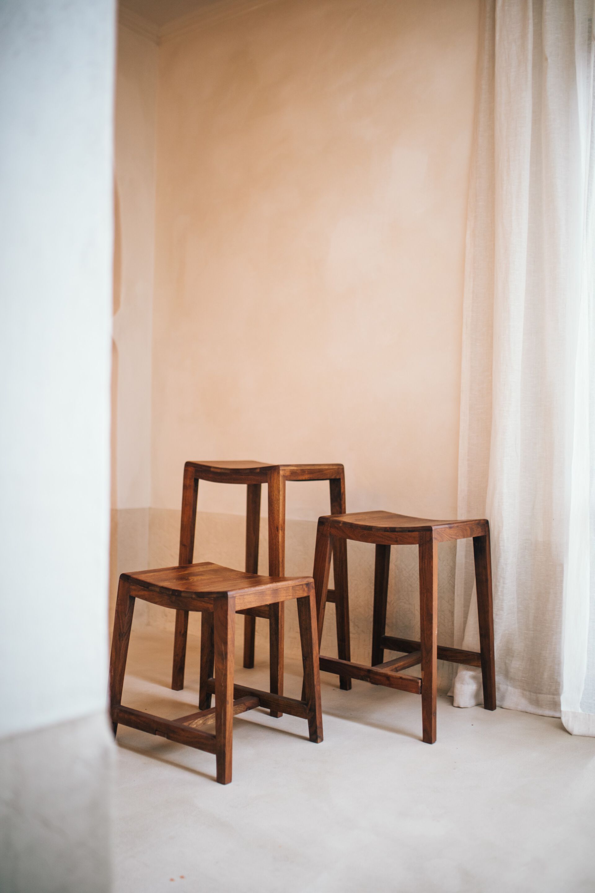 Высокий кухонный табурет из манго с подставкой для ног POMAX KENT ARCH-00119444 - Вид №8