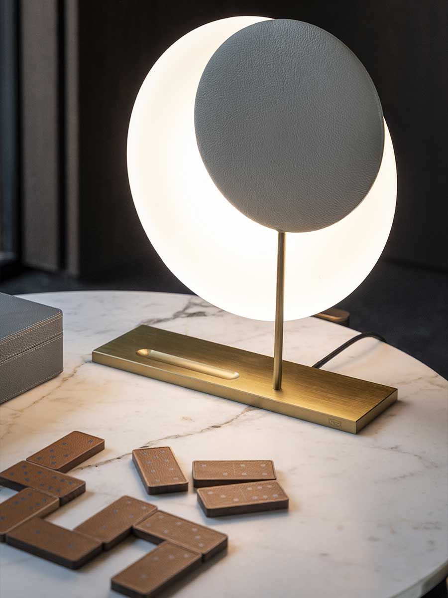 Латунная настольная лампа с кожаными деталями Poltrona Frau MOONBEAM ARCH-00010084 - Вид №2