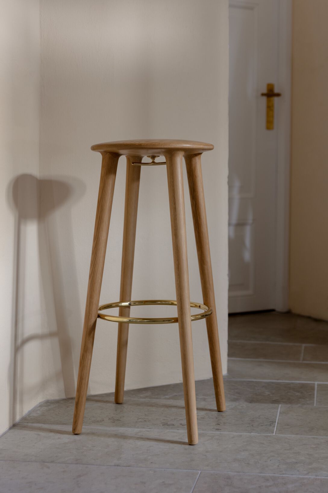 Высокий дубовый барный стул с подставкой для ног UMAGE светская львица ARCH-00042910 - Вид №5