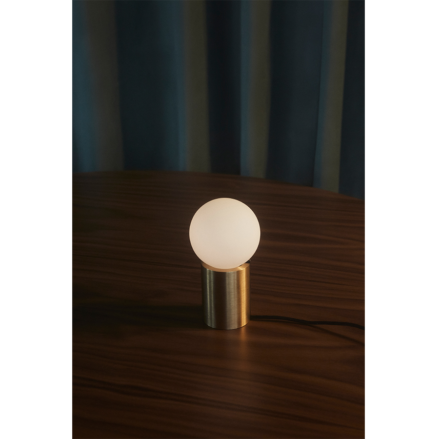 1750839 MENU Настольная лампа с розеткой  - Вид №4