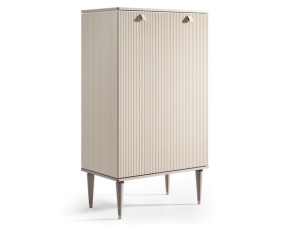 Деревянный шкаф с распашными дверцами