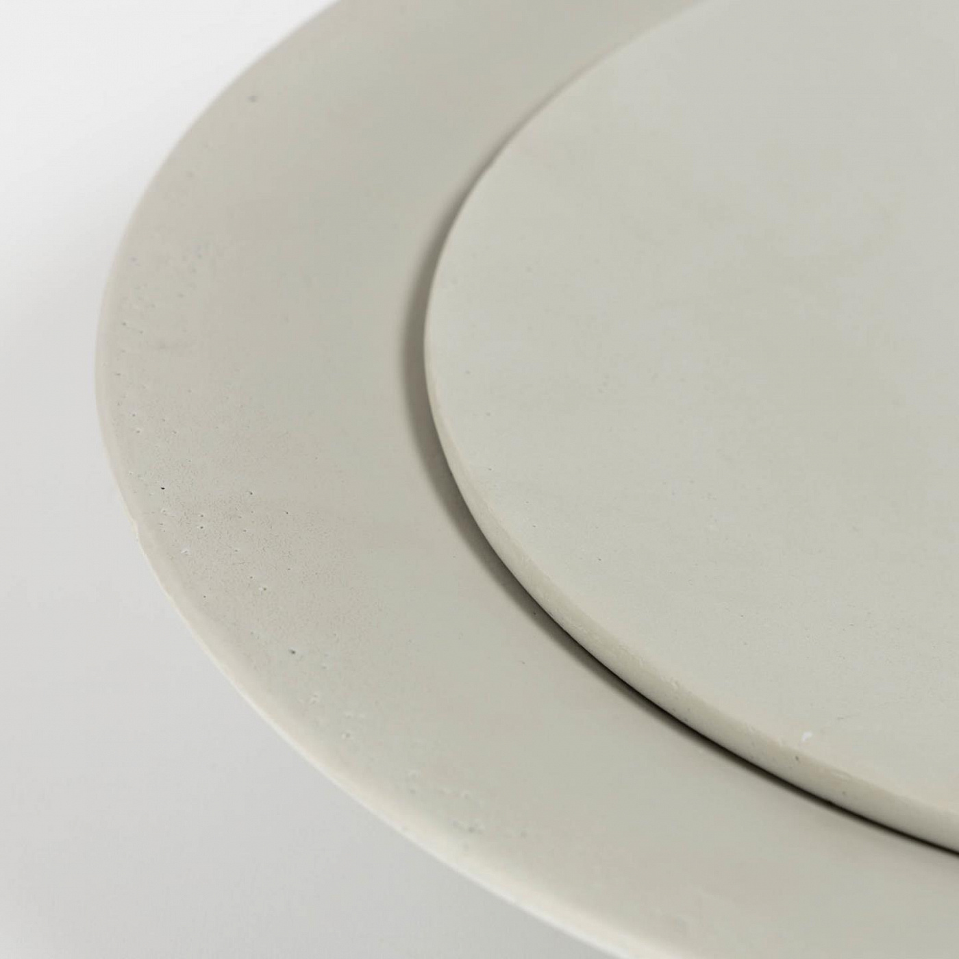 081766 Набор из 2 круглых подставки под кашпо цементно-белый La Forma Naimi  - Вид №1
