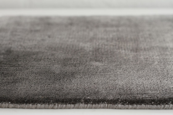 052645 Ковер серый NOW CARPETS Basic Bamboo Silk 