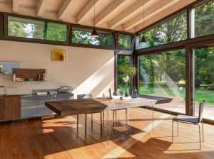 Раздвижной стол из дерева и стекла