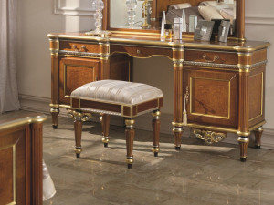 Низкий тканевый стул с мягким сиденьем