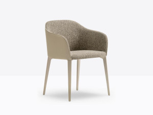 Мягкий стул с подлокотниками