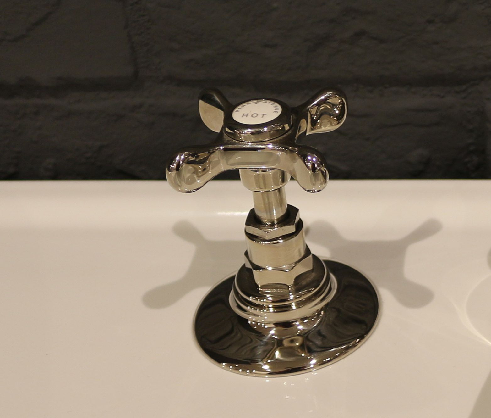 Смеситель для раковины с одним отверстием и автоматическим сливом Park Avenue Джеймс ARCH-00019078 - Вид №2