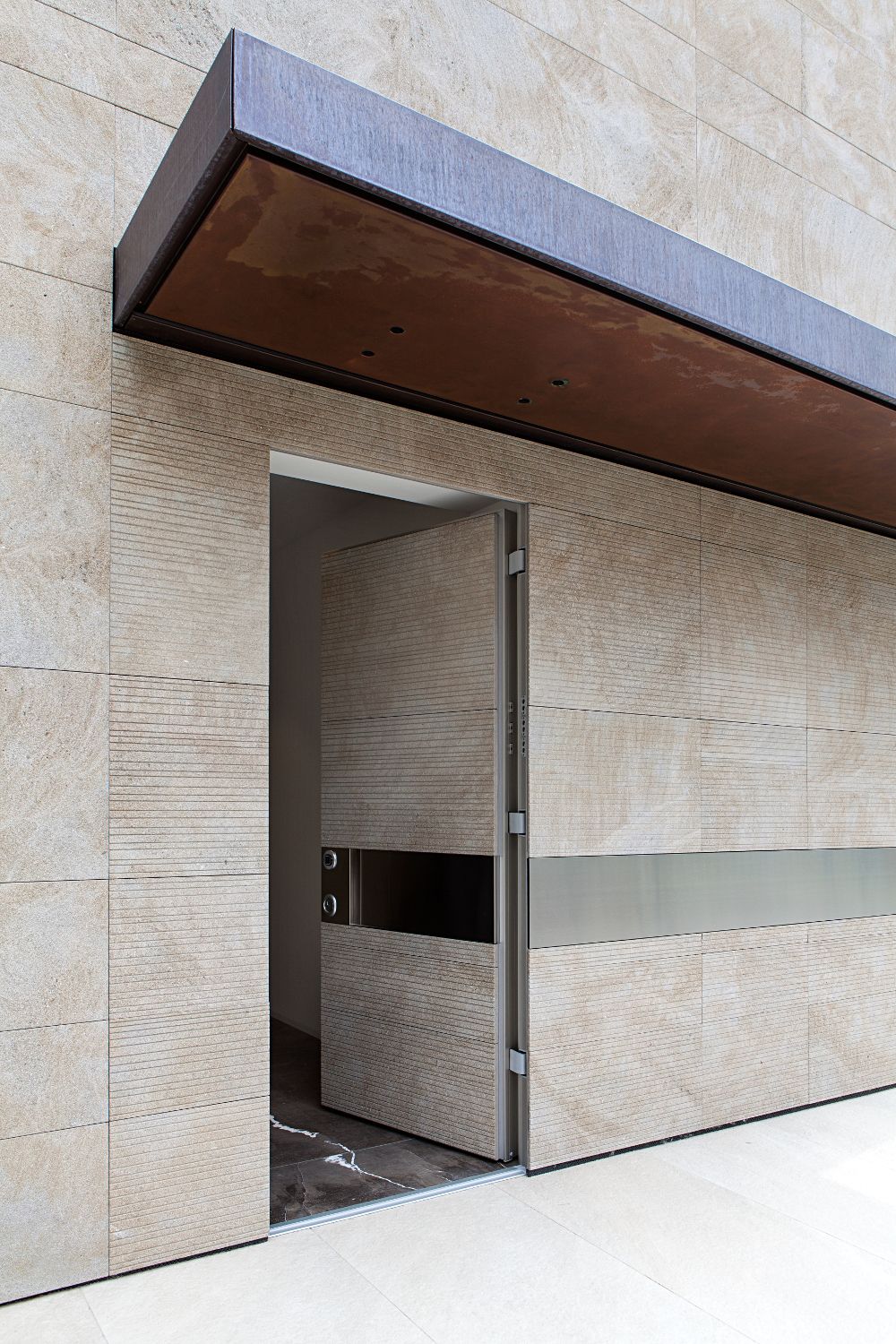 Бронированная входная дверь с каменной облицовкой Oikos Tekno ARCH-00036149 - Вид №2