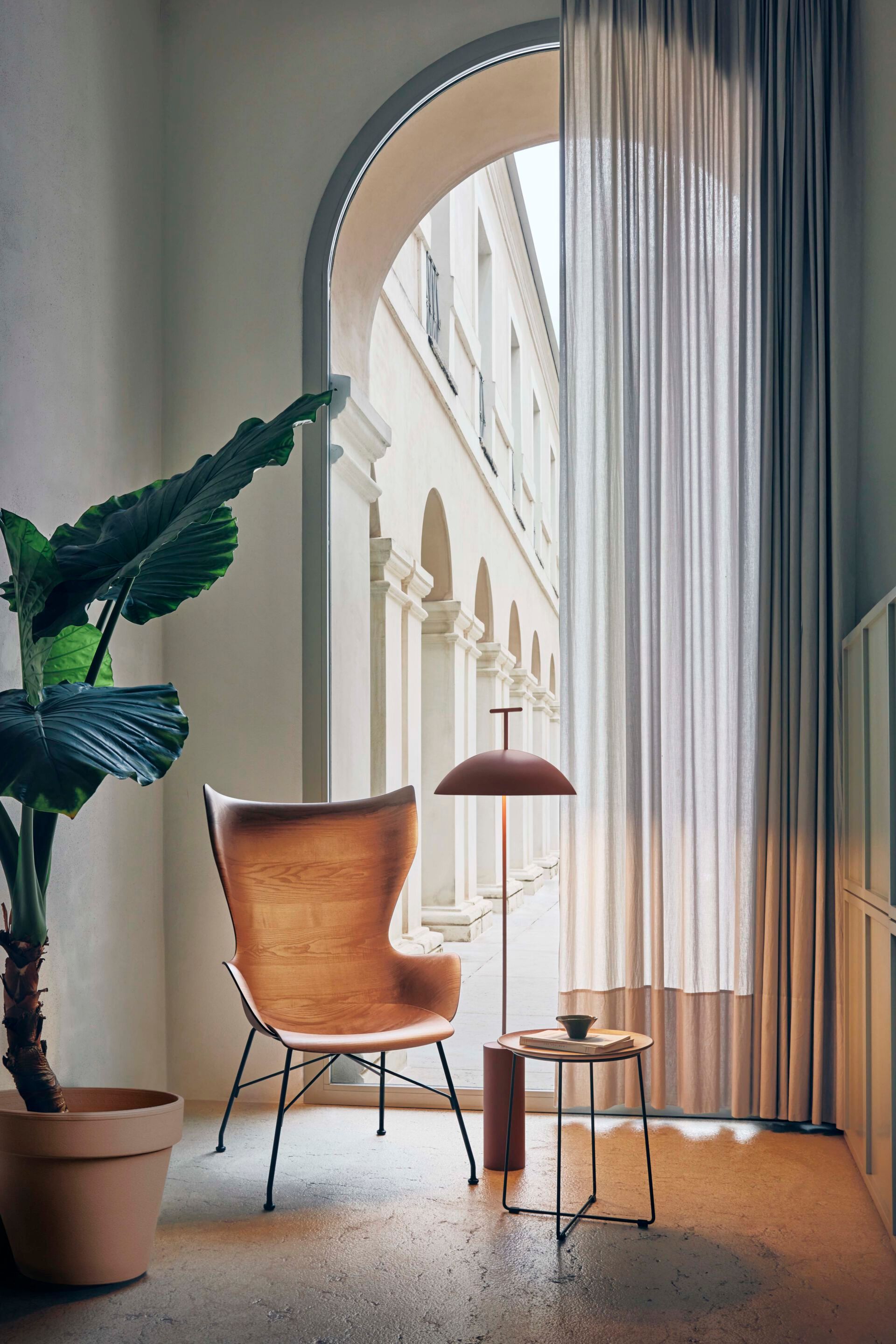 Круглый стальной и деревянный журнальный столик с подносом Kartell Smart Wood ARCH-00060806 - Вид №5