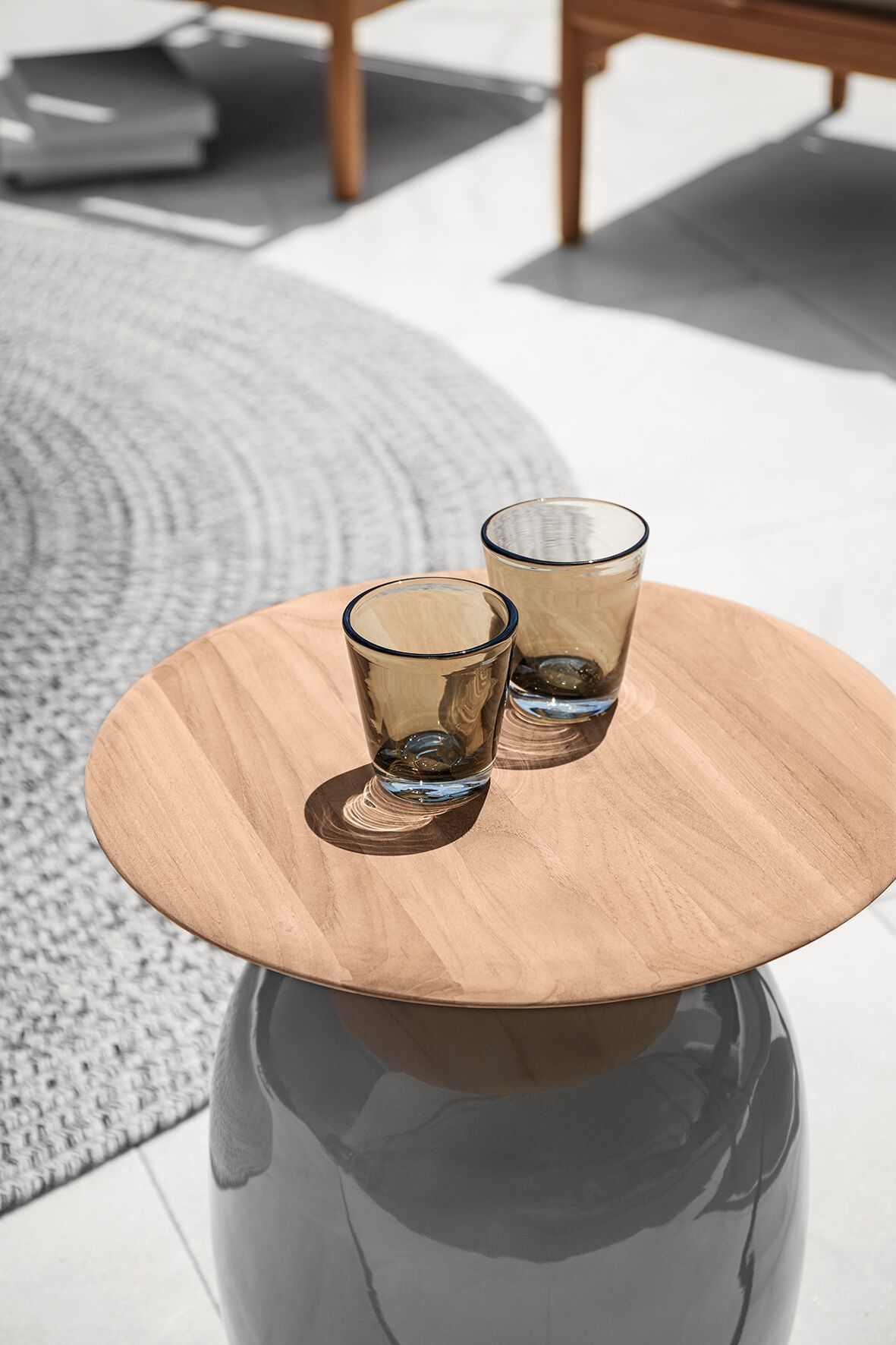 Круглый стол из тикового дерева и керамики Gloster ARCH-00047684 - Вид №3