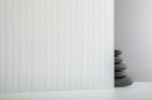 FSRT424 Стекло ткацкого станка Vivitela показано в отражающей конфигурации с прослойкой из абаки белого цвета и стандартной отделкой Forms-surfaces