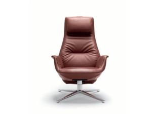 Кожаное кресло с высокой спинкой