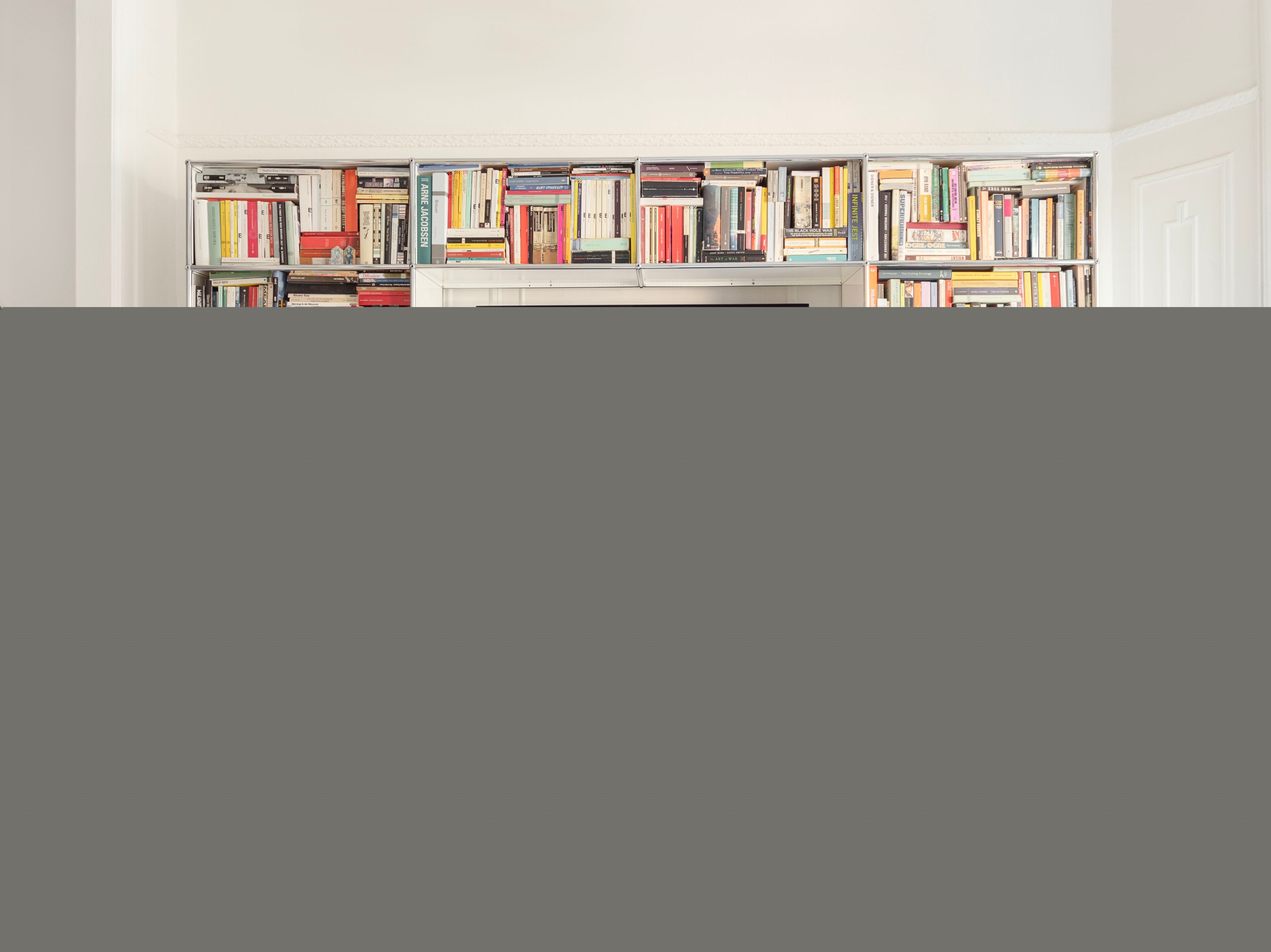 Секционный металлический книжный шкаф с подставкой для телевизора USM USM Haller System ARCH-00023888 - Вид №1