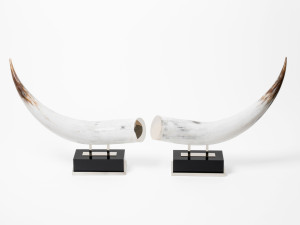 Скульптура из рога и латуни