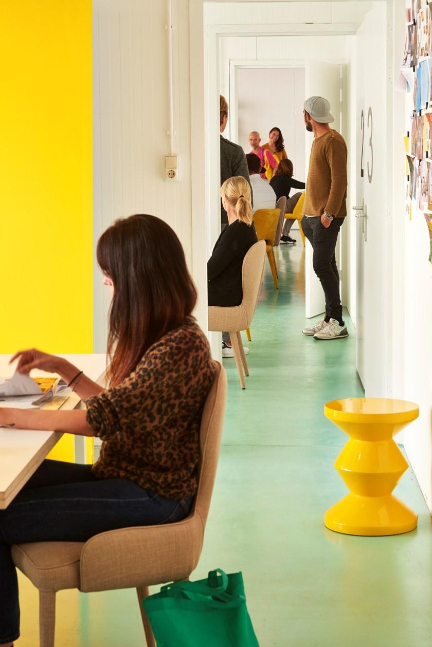 Pols Potten Низкий пластиковый табурет  510-070-013  - Вид №11