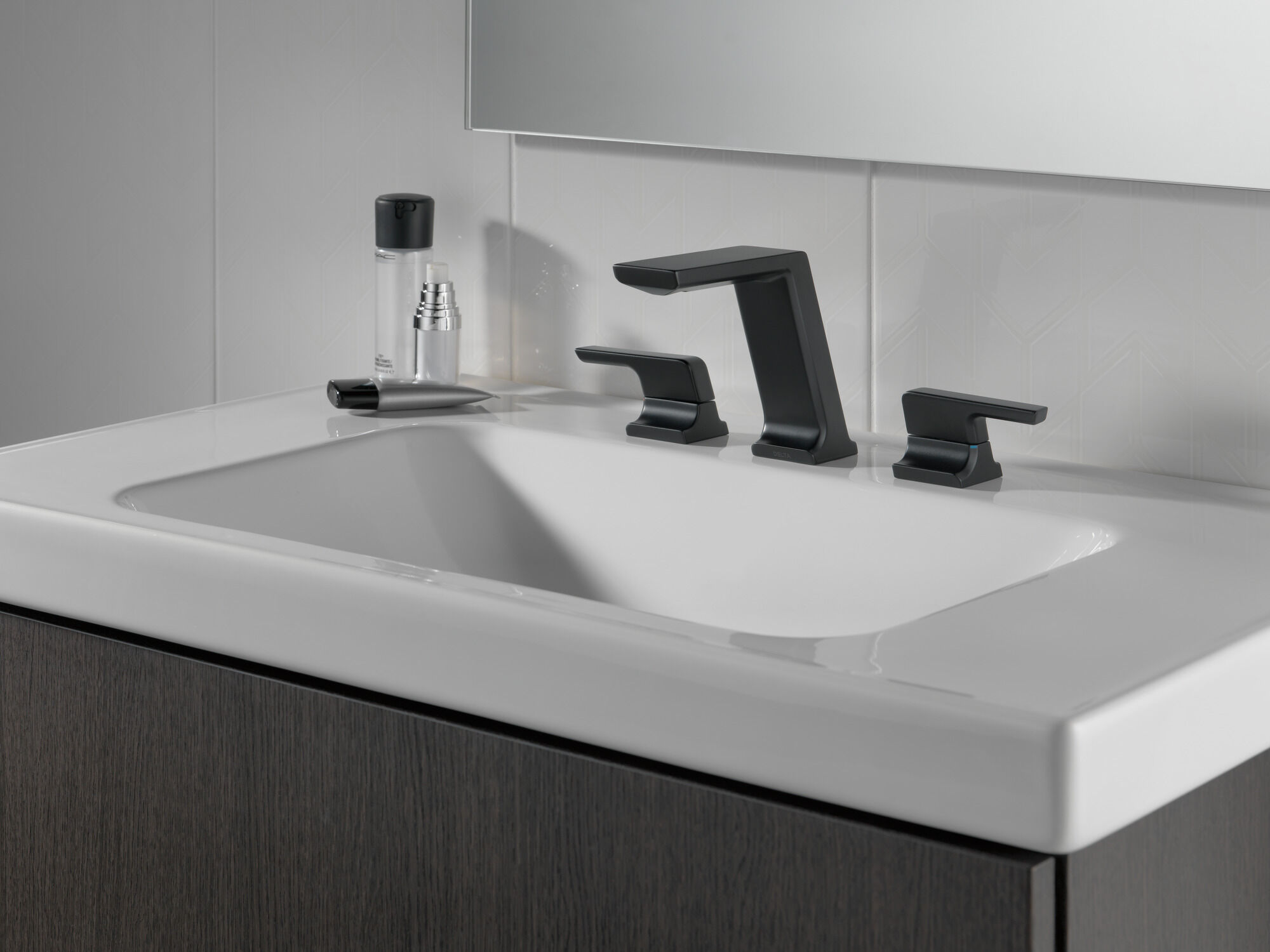 3599LF-BLMPU Смеситель для ванной комнаты с двумя ручками Delta Faucet Pivotal Матовый черный  - Вид №5