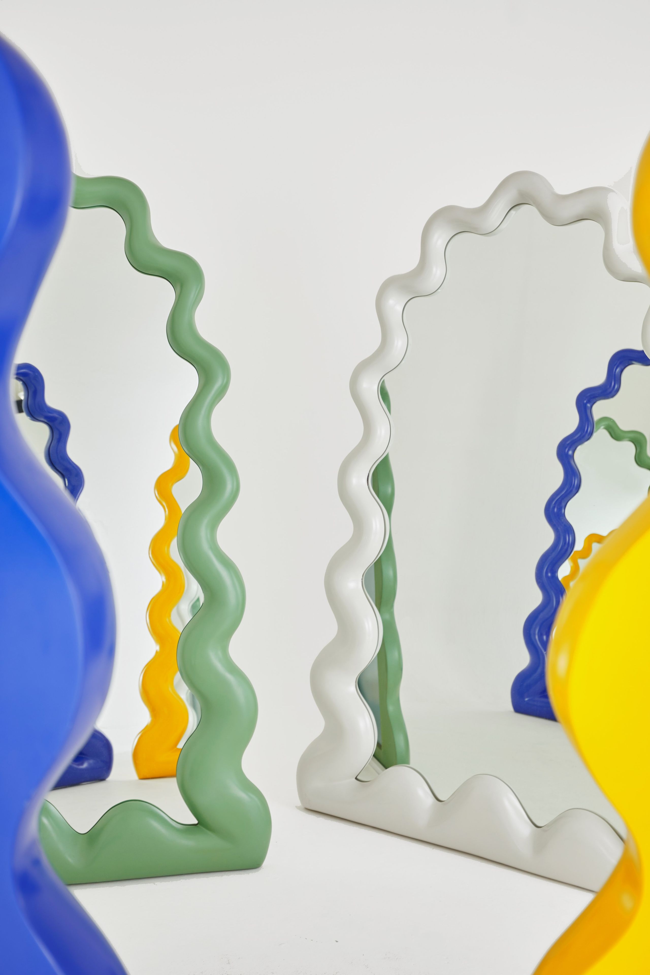 Напольное зеркало с рамкой из стекловолокна Movimento Gallery Joy Valdez ARCH-00091554 - Вид №3