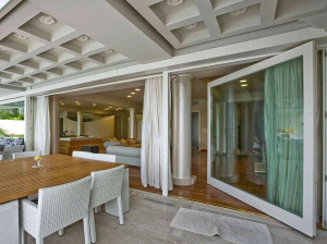 Деревянное окно с тепловым сдвигом