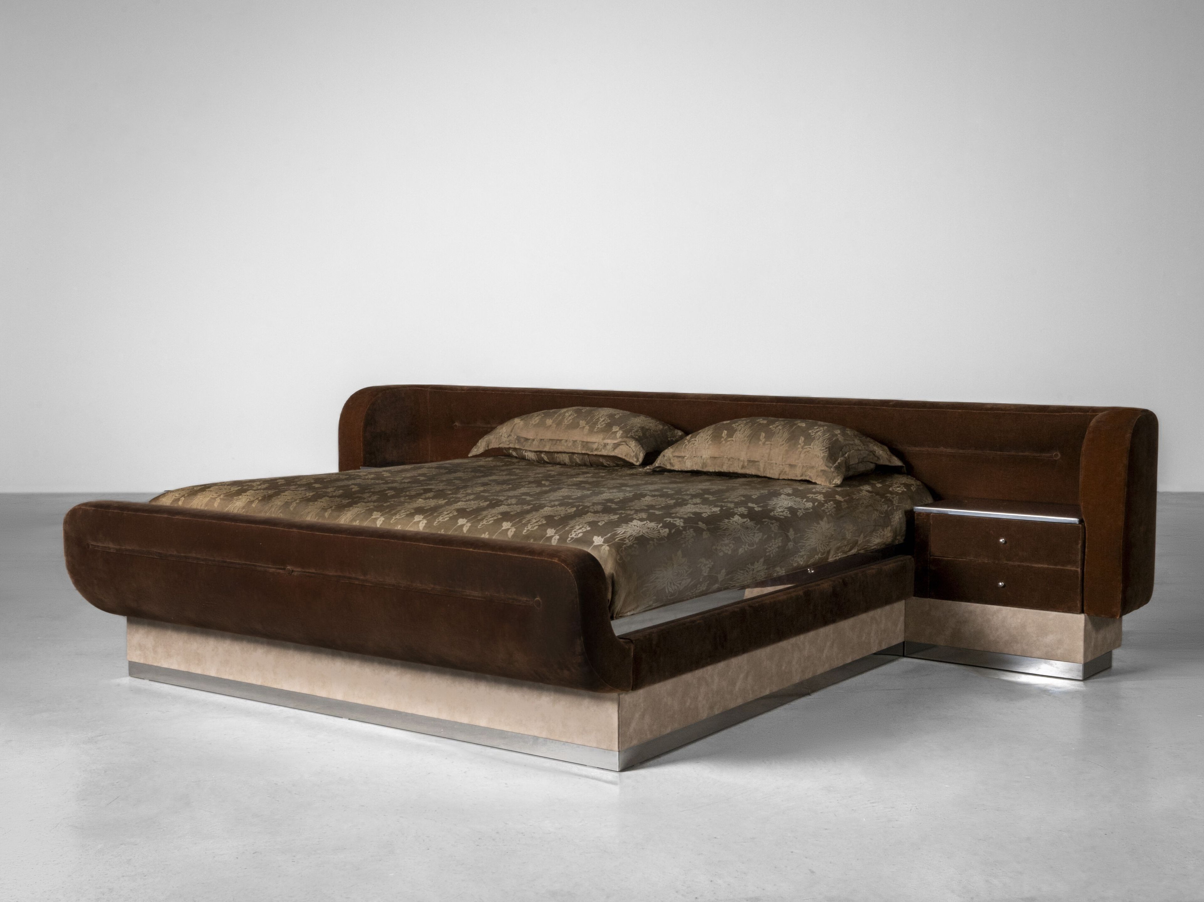 Двуспальная кровать из ткани со встроенными тумбочками The House of Lyria MINADORA ARCH-00086951