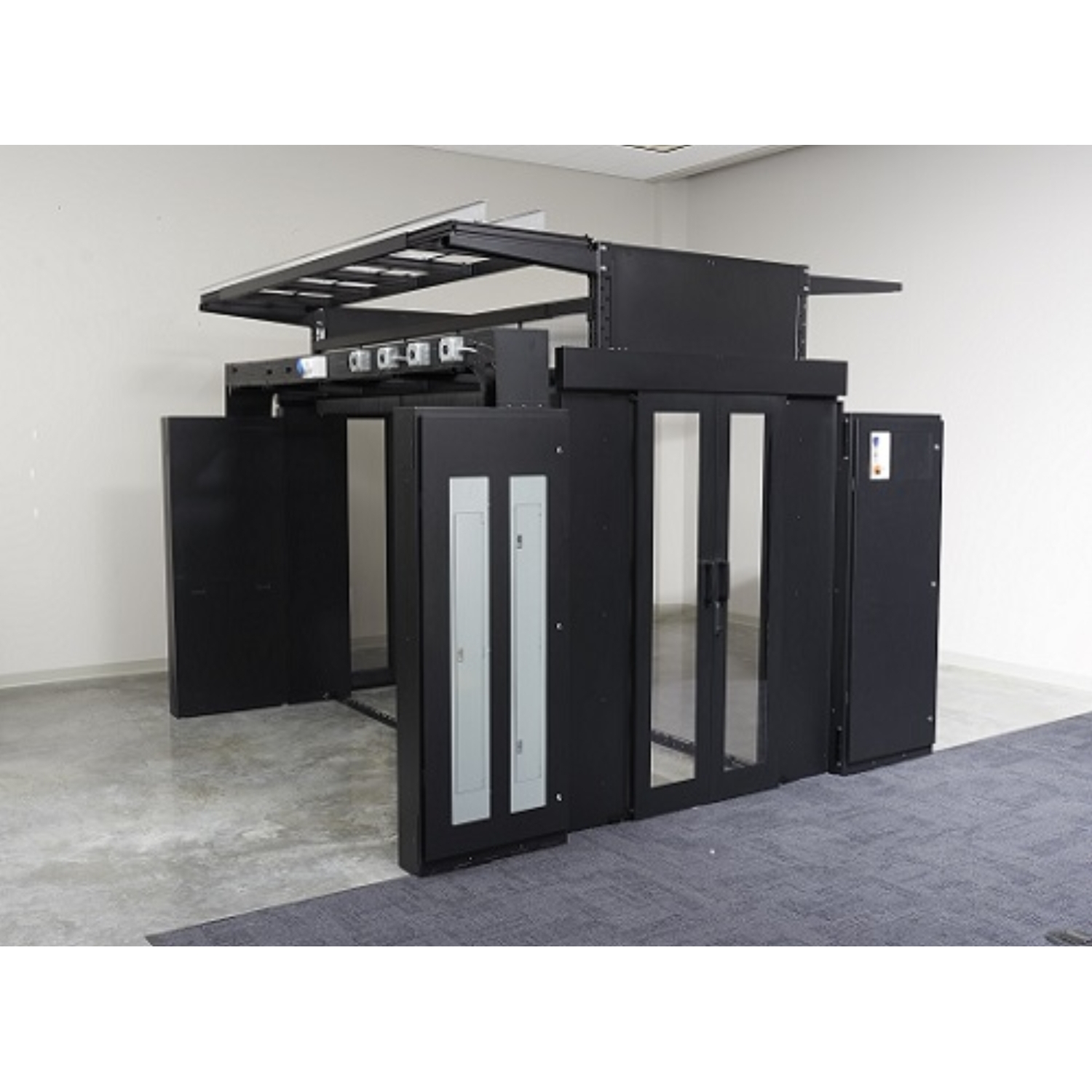 FS-AC-7001-B Корпус для размещения распределительного щита MH50 в торце рядов стоек HyperPOD Schneider Electric 