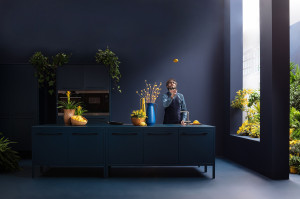 Металлическая мини-кухня с ручками и травленым стеклянным верхом