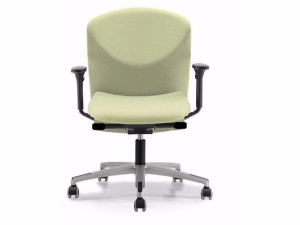 Офисное кресло из ткани с колесами и подлокотниками с 5 спицами