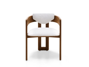 Деревянный стул с подлокотниками