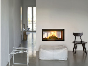 Встроенный дровяной камин с двойным фасадом