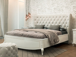 Деревянная двуспальная кровать с капитонным изголовьем