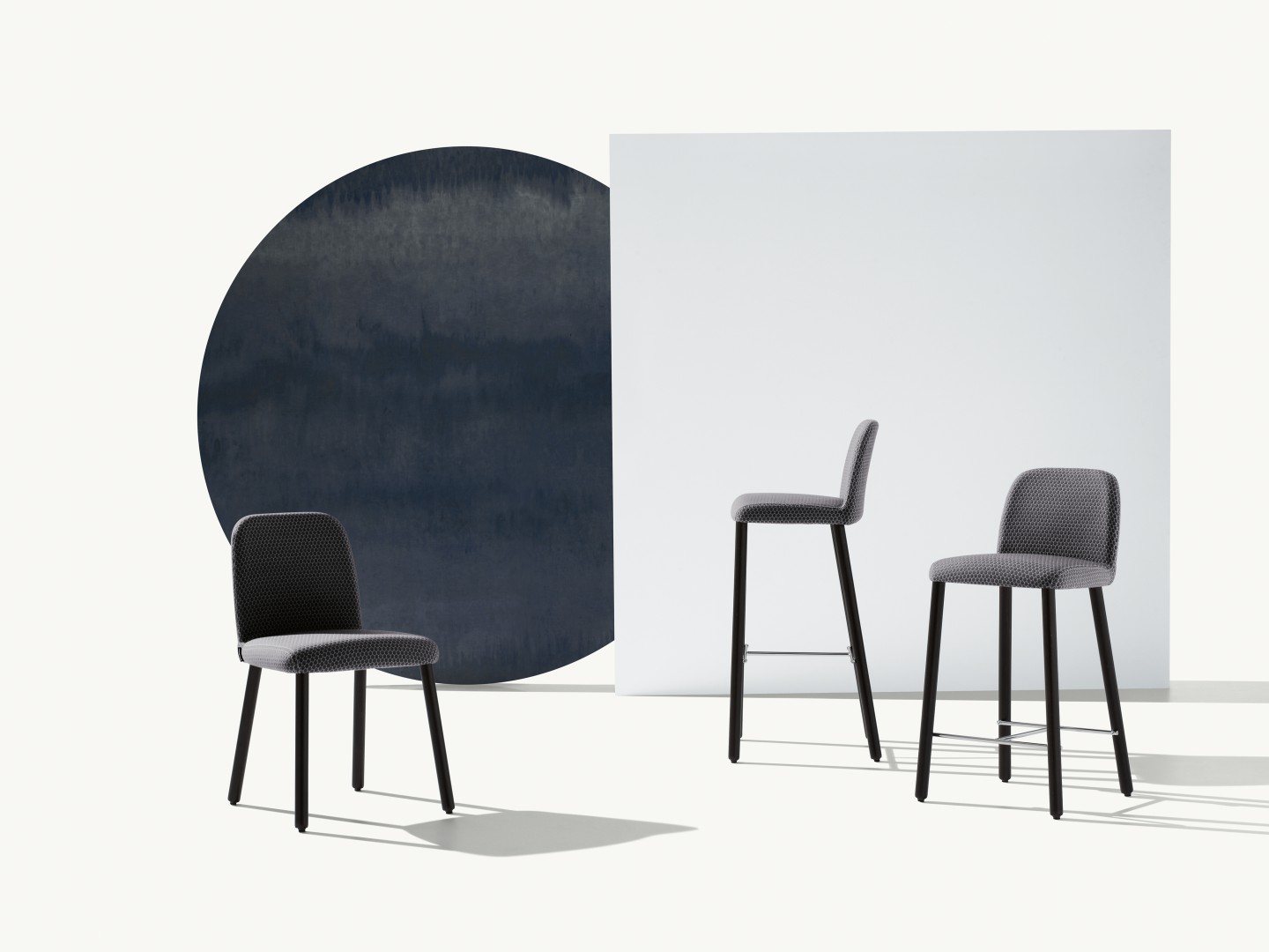 Myra 658B Табурет на 4 ножки с деревянным каркасом и тканевой обивкой; высота сиденья 65 см. версия. Выпускается из пенопласта с впрыском политуретана в соответствии с правилами пожарной безопасности Великобритании. Et al. Myra - Вид №3