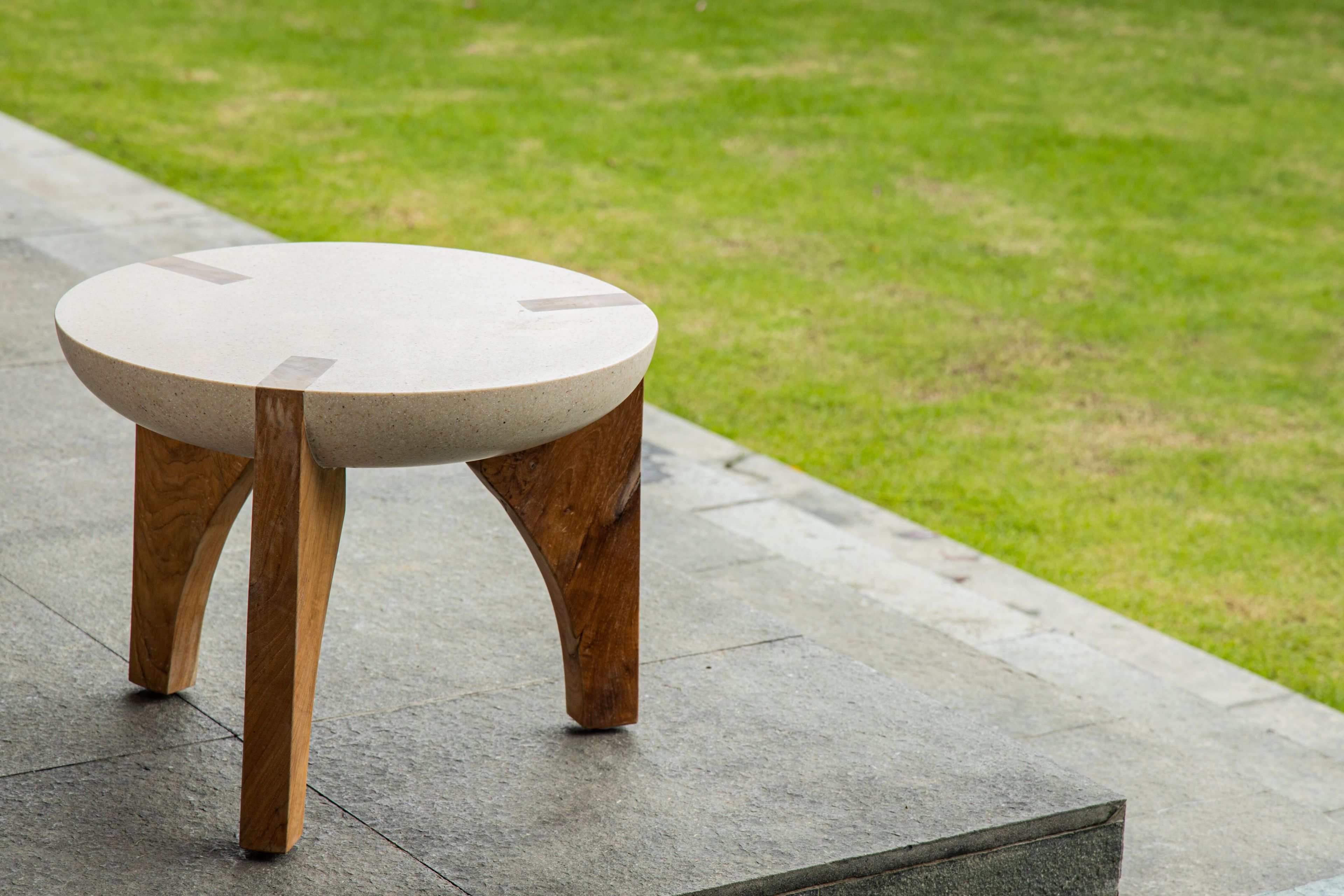 Круглый журнальный столик из волокнистого бетона cbdesign Space ARCH-00112999 - Вид №2