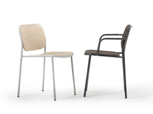 Деревянный штабелируемый стул с подлокотниками