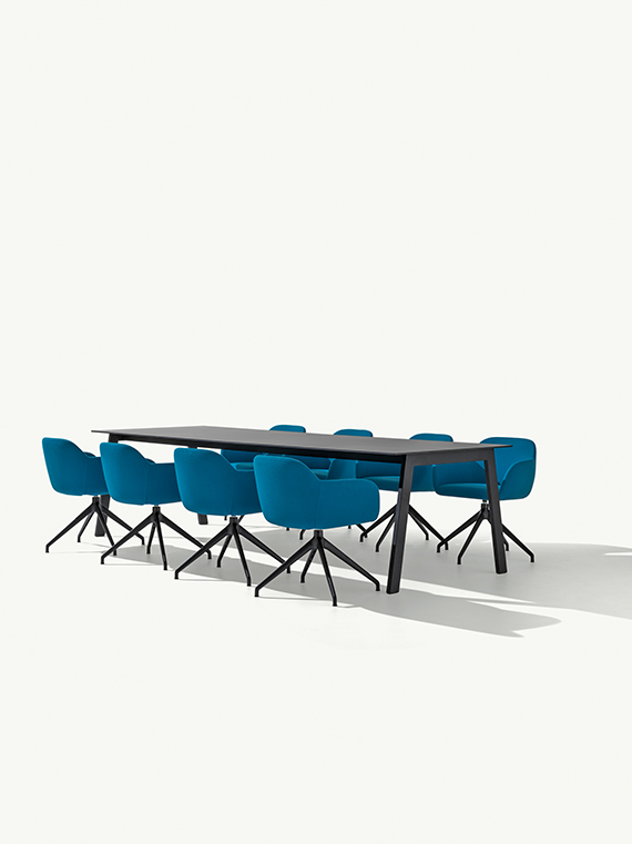 Myra 678 Вращающееся кресло со стальным каркасом на 4 ножках, сиденьем и спинкой с мягкой обивкой, алюминиевый каркас с четырех сторон. Et al. Myra