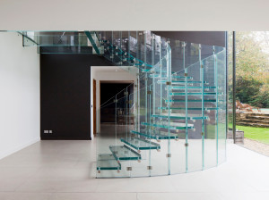 Самонесущая лестница из стекла