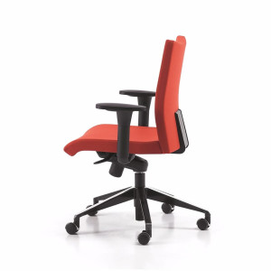 Офисное кресло из ткани с колесами и подлокотниками с 5 спицами