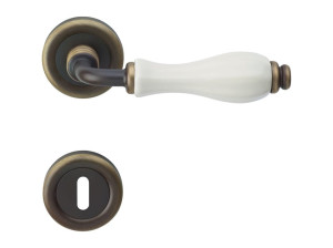 Металлическая ручка в классическом стиле на розетке с насадкой