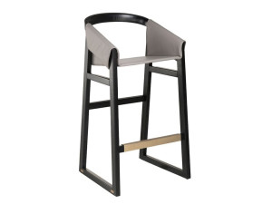 Высокий деревянный стул