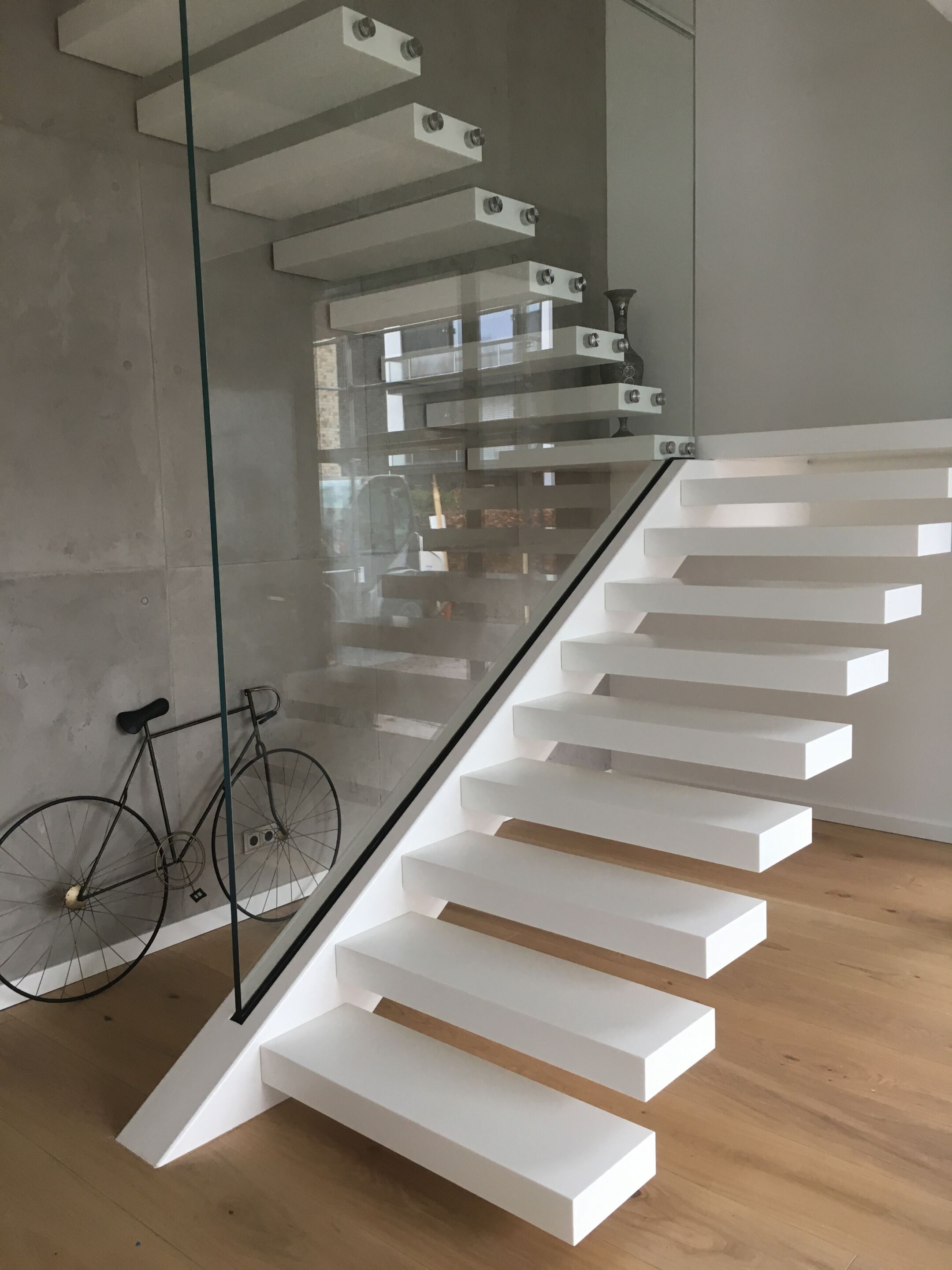 Консольная лестница Corian® со светодиодами Siller Treppen GO UP ARCH-00037447 - Вид №1