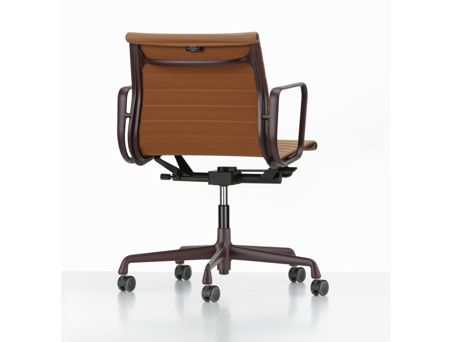 Кожаный поворотный операционный офисный стул с подлокотниками VITRA Eames Aluminium Group ARCH-00047211 - Вид №31