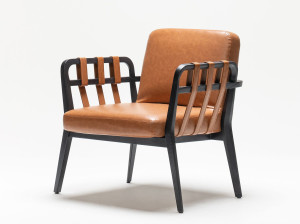 Кожаное кресло с подлокотниками