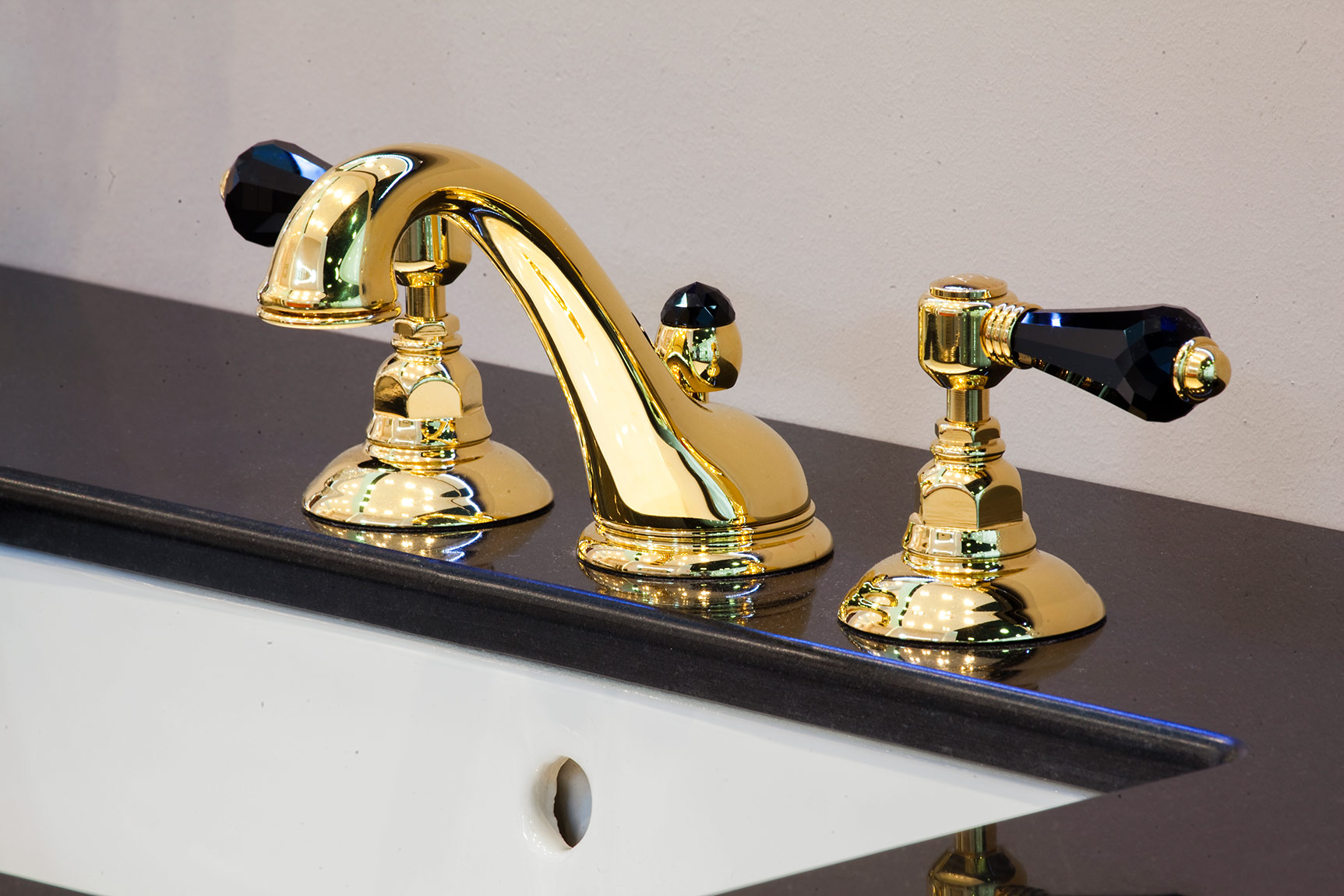 1432 ** 34 Смеситель для раковины на одно отверстие с поворотным изливом Nicolazzi Series Half Dome Crystal  - Вид №1