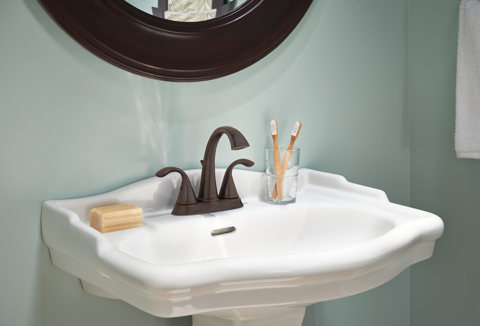 25706LF-RB-ECO Смеситель для ванной комнаты с двумя ручками Delta Faucet Zella Венецианская бронза  - Вид №1