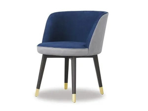 Стул из массива дерева с подлокотниками